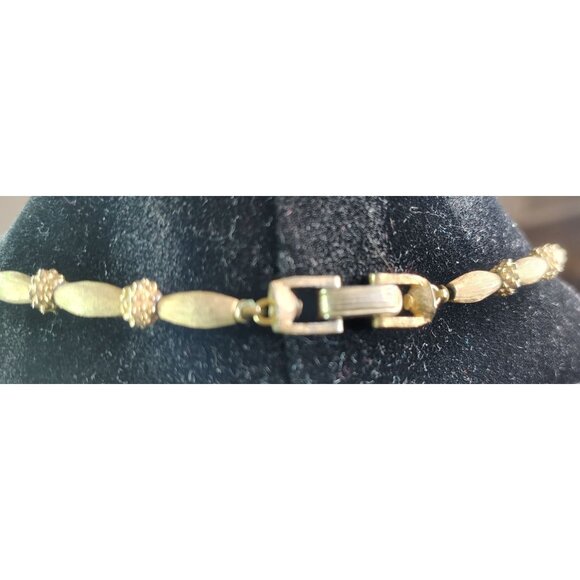 Vintage Trifari Gold Tone Tassel Necklace, 19" Fold Over Clasp Closure - Picture 3 of 4